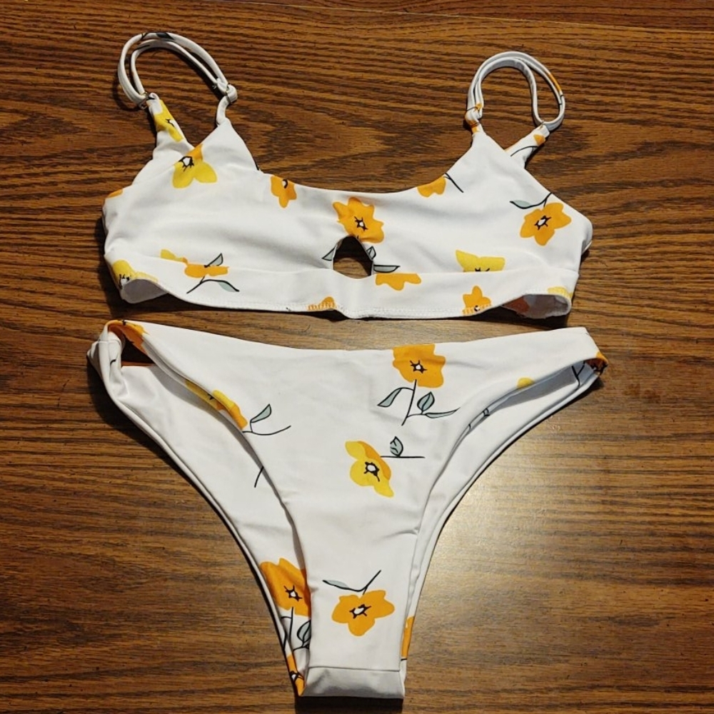 ☀️White Floral Bikini NWOT Sz Med